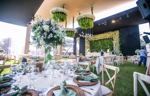La Hacienda del Mago
Un escenario rodeado de naturaleza donde cada detalle se transforma en magia. Capilla propia, jardines amplios, rincones románticos y la libertad de vivir tu boda en un solo lugar. Aquí los sueños se vuelven momentos únicos, pensados para novios que buscan exclusividad, encanto y una experiencia inolvidable.