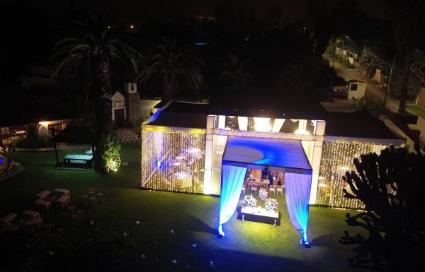 La Hacienda del Mago
Un escenario rodeado de naturaleza donde cada detalle se transforma en magia. Capilla propia, jardines amplios, rincones románticos y la libertad de vivir tu boda en un solo lugar. Aquí los sueños se vuelven momentos únicos, pensados para novios que buscan exclusividad, encanto y una experiencia inolvidable.
